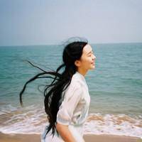 蓝色天空下的女生唯美头像:放手去爱_WWW.TQQA.COM