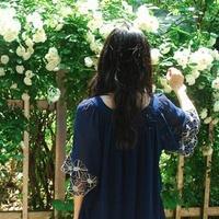 唯美拿白色花的女生头像:朦胧的意境_WWW.TQQA.COM