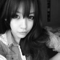 QQ灰色女生头像:带上耳机躲在寂寞黑夜里。_WWW.TQQA.COM