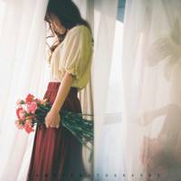 森系带花女生头像:赠人玫瑰:手有余香_WWW.TQQA.COM