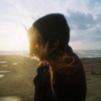 陪你把幸福装满:唯美女生背影长发头像:一个人不_WWW.TQQA.COM