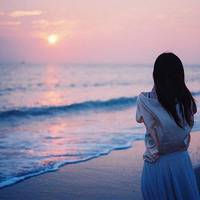海边背影唯美女生QQ头像:海天连一线_WWW.TQQA.COM