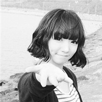 丢了回忆忘了你:伤感黑白女生头像:我的未来在哪_WWW.TQQA.COM