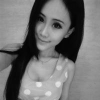 QQ灰色女生头像:带上耳机躲在寂寞黑夜里。_WWW.TQQA.COM
