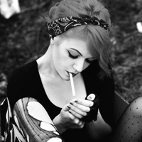抽烟的女生头像:非主流你跟不上的潮流_WWW.TQQA.COM