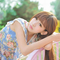 小清新阳光QQ女生头像:思念化作回忆_WWW.TQQA.COM