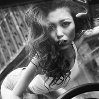 小性感黑白女生QQ头像_WWW.TQQA.COM
