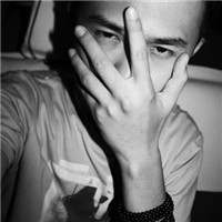 灰色帅哥头像:坚强的自己_WWW.TQQA.COM