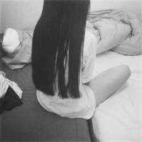 低着头的灰色长发女生头像:伴我左右_WWW.TQQA.COM