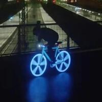 qq头像图片男生全身荧光鞋_WWW.TQQA.COM