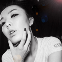 我只能在KTV说爱:伤感颓废黑白女生qq头像_WWW.TQQA.COM