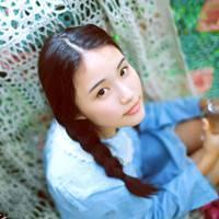 唯美拿白色花的女生头像:朦胧的意境_WWW.TQQA.COM