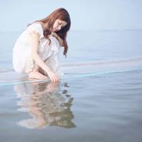 海边背影唯美女生QQ头像:海天连一线_WWW.TQQA.COM