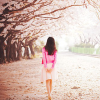 陪你把幸福装满:唯美女生背影长发头像:一个人不_WWW.TQQA.COM