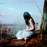 陪你把幸福装满:唯美女生背影长发头像:一个人不_WWW.TQQA.COM