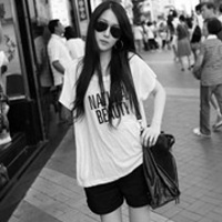 低着头的灰色长发女生头像:伴我左右_WWW.TQQA.COM