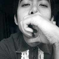 成熟男生QQ灰色头像:笑谈红尘_WWW.TQQA.COM