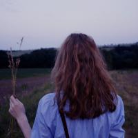 我们爱像流星或许这是宿命:悲伤的欧美高清女头_WWW.TQQA.COM