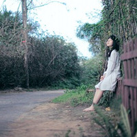 唯美阳光下女生头像:你的沉默我不懂_WWW.TQQA.COM