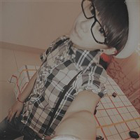 眼镜控气质可爱女生头像:属于我们的烟火_WWW.TQQA.COM