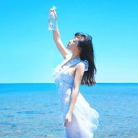 手里拿袋鱼的头像:蓝色背景唯美小清新_WWW.TQQA.COM