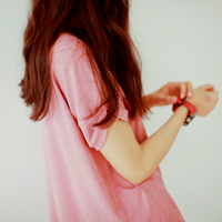 陪你把幸福装满:唯美女生背影长发头像:一个人不_WWW.TQQA.COM