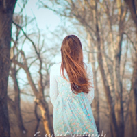 陪你把幸福装满:唯美女生背影长发头像:一个人不_WWW.TQQA.COM