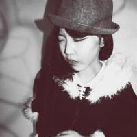 低着头的灰色长发女生头像:伴我左右_WWW.TQQA.COM