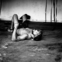 欧美男生头像成熟:伤感:对着情花轻轻叹_WWW.TQQA.COM