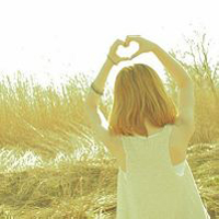 眼神交汇记住你甜蜜笑容::森系意境女生头像_WWW.TQQA.COM