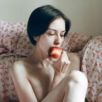 强颜欢笑其实忧伤:欧美控头像女生:感触不一样的_WWW.TQQA.COM