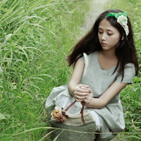绿色意境女生头像:喜欢夏天闻雨的味道_WWW.TQQA.COM