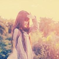 不要低头:森系头像吧女生头像:开心的一个人找自_WWW.TQQA.COM