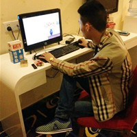 一男一女抱着小猫的QQ情侣头像:爱情就像候鸟_WWW.TQQA.COM
