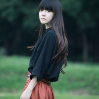 采蘑菇的小姑娘:意境森系女头_WWW.TQQA.COM