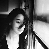 我只能在KTV说爱:伤感颓废黑白女生qq头像_WWW.TQQA.COM