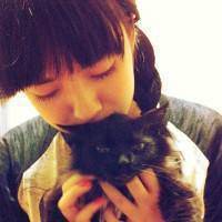 抱着猫咪的女生头像:可爱妹子万人疼_WWW.TQQA.COM