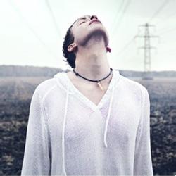 欧美男生悲伤头像图片_WWW.TQQA.COM