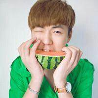 95后夏天吃西瓜情侣头像:小清新:愿意为你改变_WWW.TQQA.COM