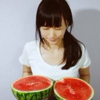 女生吃西瓜头像:吃西瓜的意境唯美女生头像:20_WWW.TQQA.COM