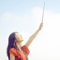 qq情侣分开的一男一女头像:只做你的王_WWW.TQQA.COM