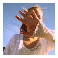 听着你甜甜的话语:剪刀手唯美头像女生_WWW.TQQA.COM