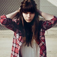 夏季专用头像:穿格子衬衫的小清新女头_WWW.TQQA.COM