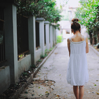 陪你把幸福装满:唯美女生背影长发头像:一个人不_WWW.TQQA.COM