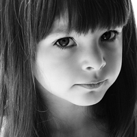 外国可爱小孩头像一左一右:天真无邪的容颜_WWW.TQQA.COM