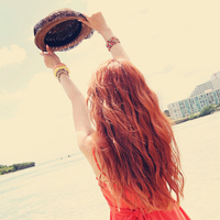 陪你把幸福装满:唯美女生背影长发头像:一个人不_WWW.TQQA.COM