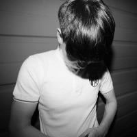 灰色帅哥头像:坚强的自己_WWW.TQQA.COM