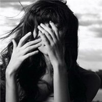 从亲密到陌生的心痛:伤感的唯美女生QQ头像_WWW.TQQA.COM