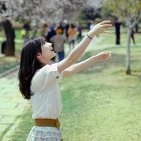 绿色意境女生头像:喜欢夏天闻雨的味道_WWW.TQQA.COM