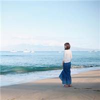 海边背影唯美女生QQ头像:海天连一线_WWW.TQQA.COM